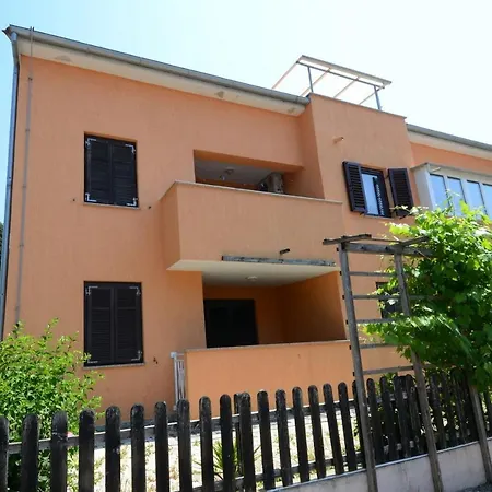 Filipin Apartment *